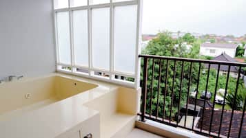 Jacuzzi Deluxe | Balcony view