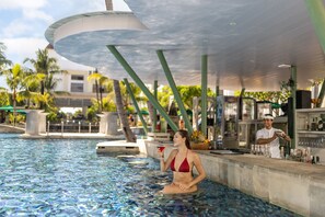 2 bars-salons, bar dans la piscine, bar attenant Ă la piscine