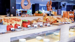 Un buffet proposant une variété de plats et d’ustensiles.