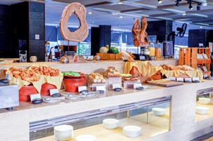 Daily buffet breakfast (IDR 165000 per person)