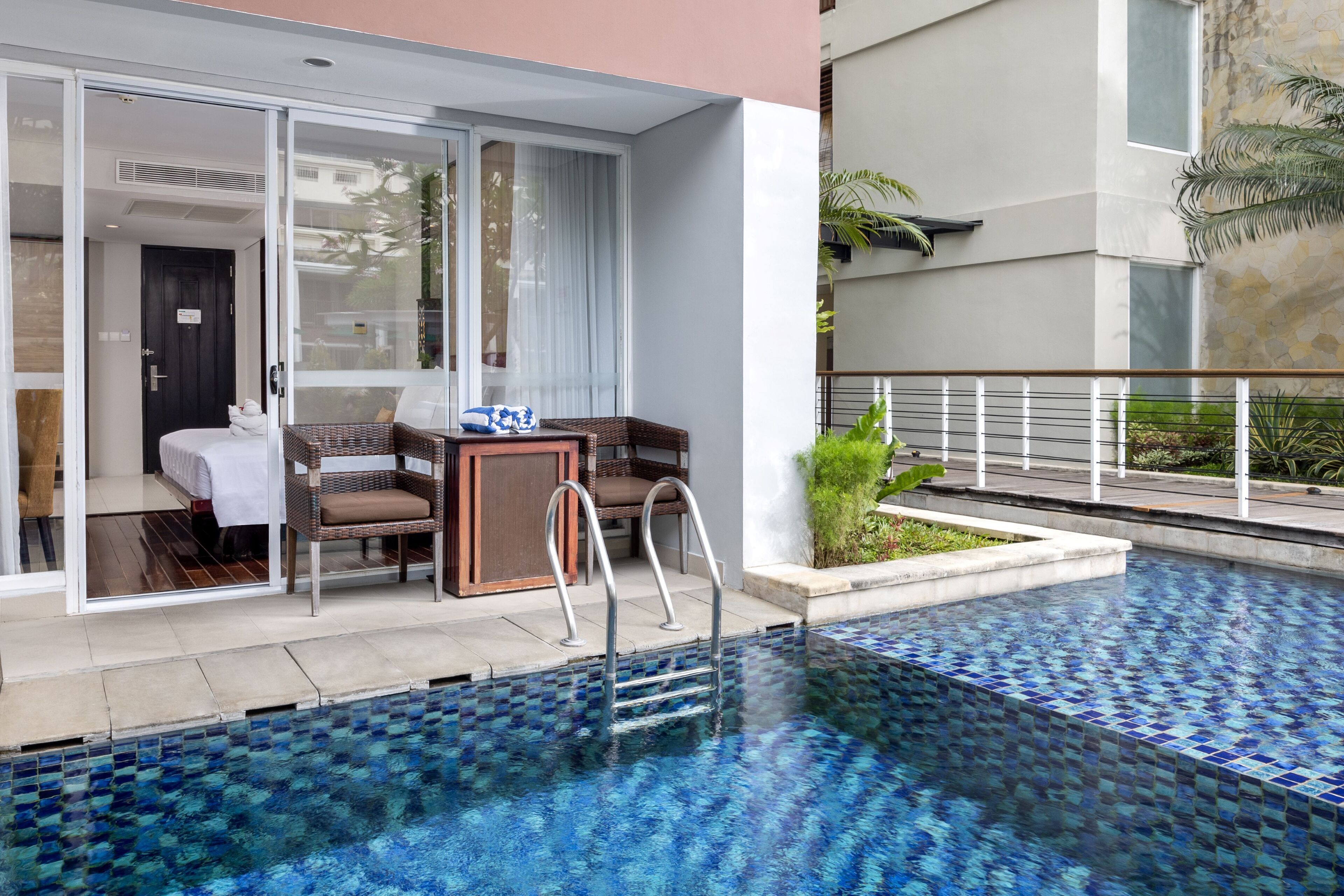 Deluxe Plunge Pool | Premium bedding, in-room safe, desk, blackout drapes