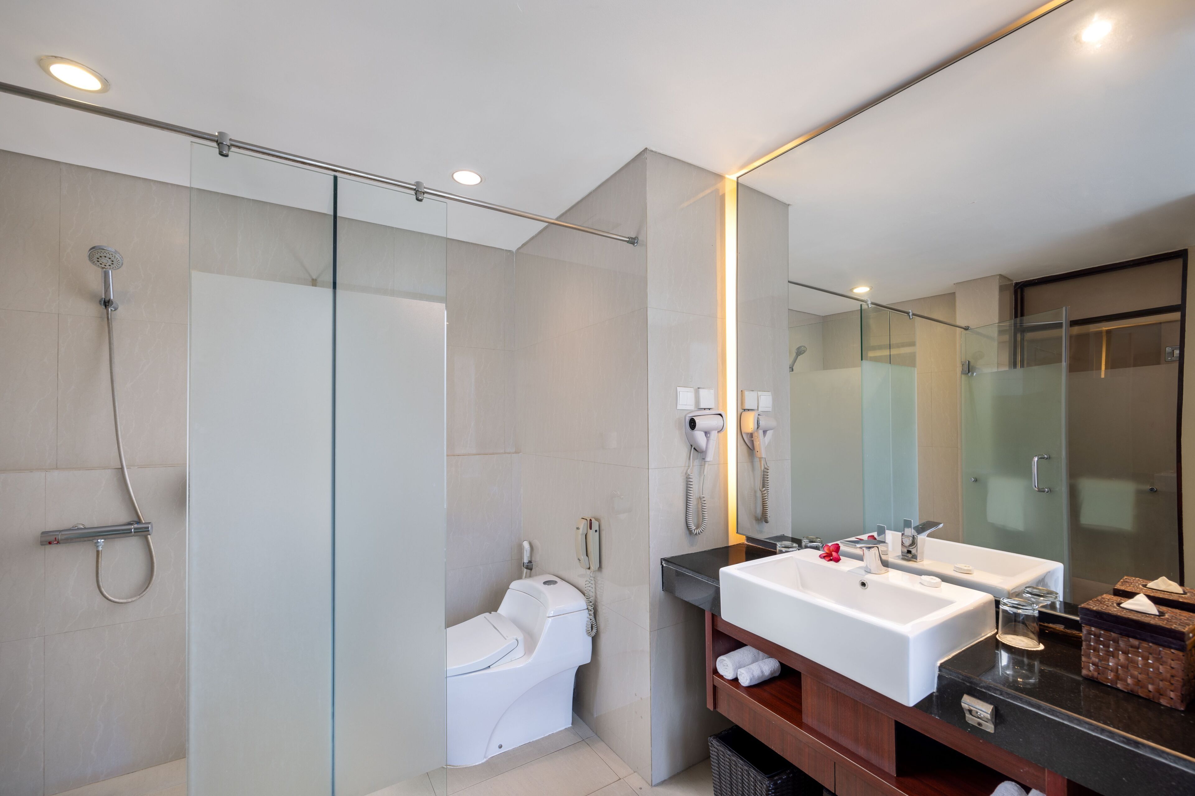 deluxe twin room, pool view | bathroom | separate bathtub and shower, deep-soaking bathtub, free toiletries