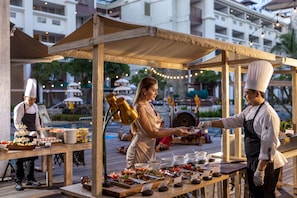 Se sirven desayunos y cocina internacional; con vista a la alberca