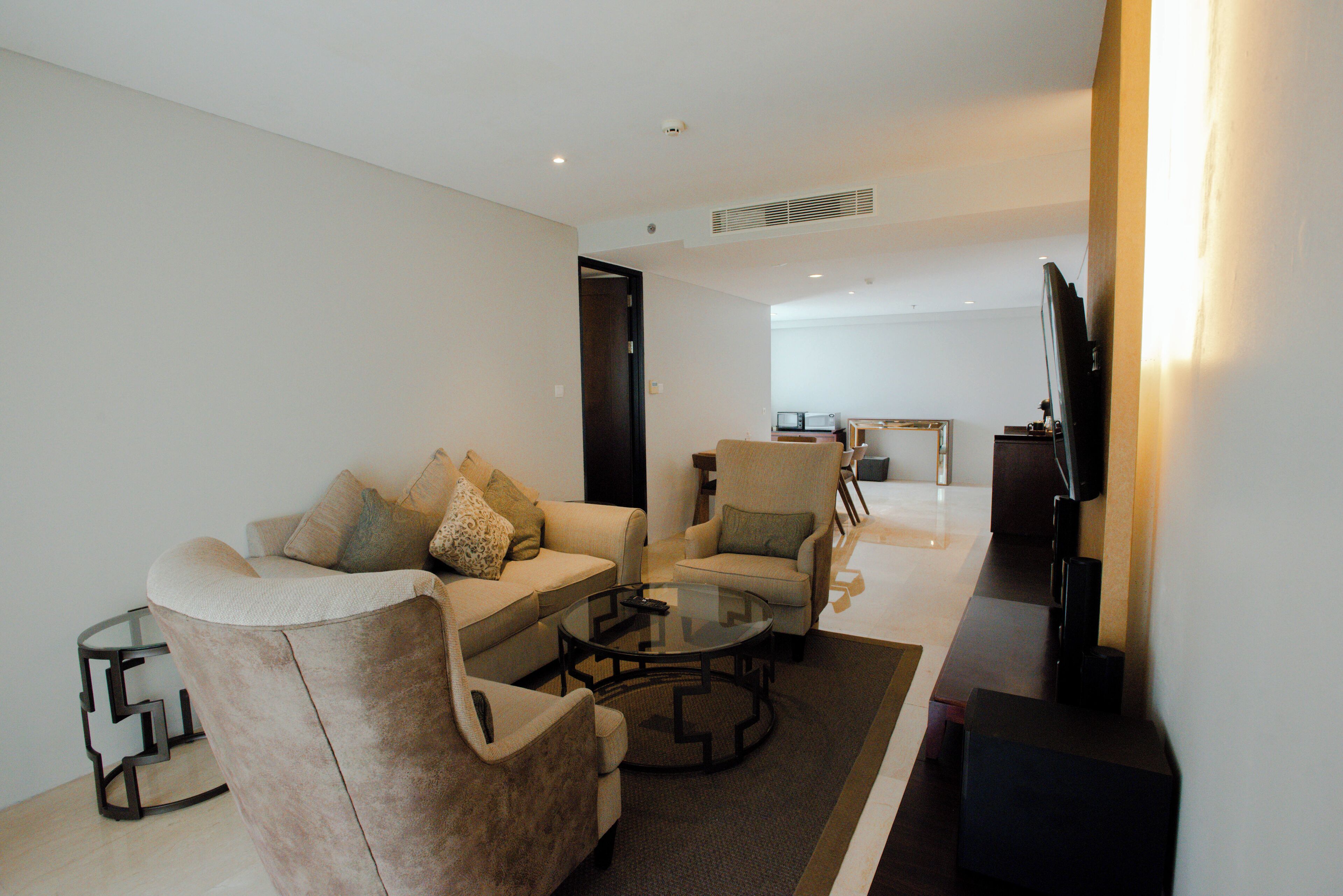 premier suite, 1 bedroom, refrigerator & microwave | living area | 39-inch lcd tv with cable channels, tv