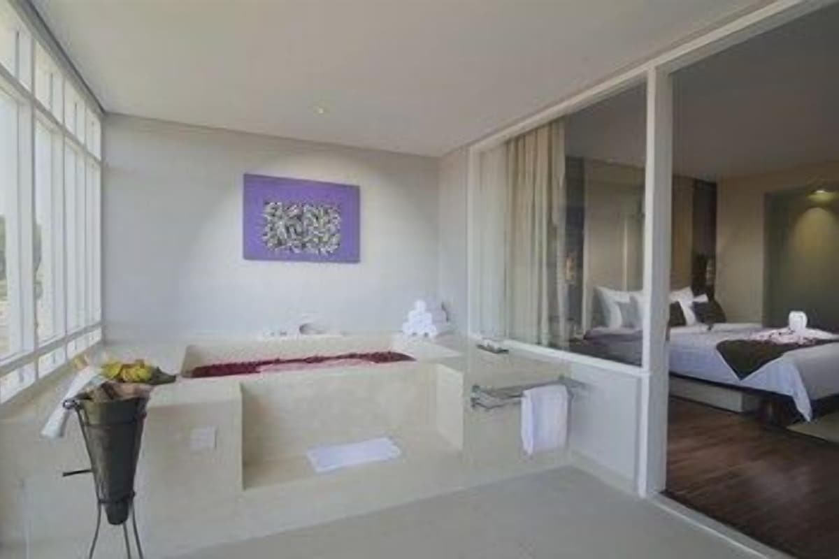 Bathroom | Separate tub and shower, deep soaking tub, free toiletries, hair dryer