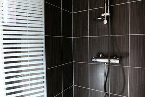 Habitación superior | Baño | Amenidades de baño gratuitas, secadora de cabello, toallas, jabón 