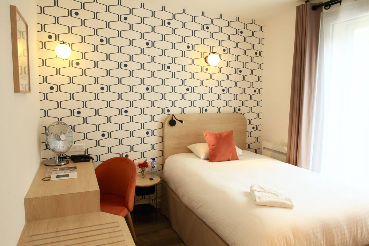 スタンダード シングルルーム | デスク、遮光カーテン、防音設備、WiFi (無料)