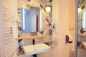 Standard Single Room | Bathroom | Free toiletries, hair dryer, towels, soap