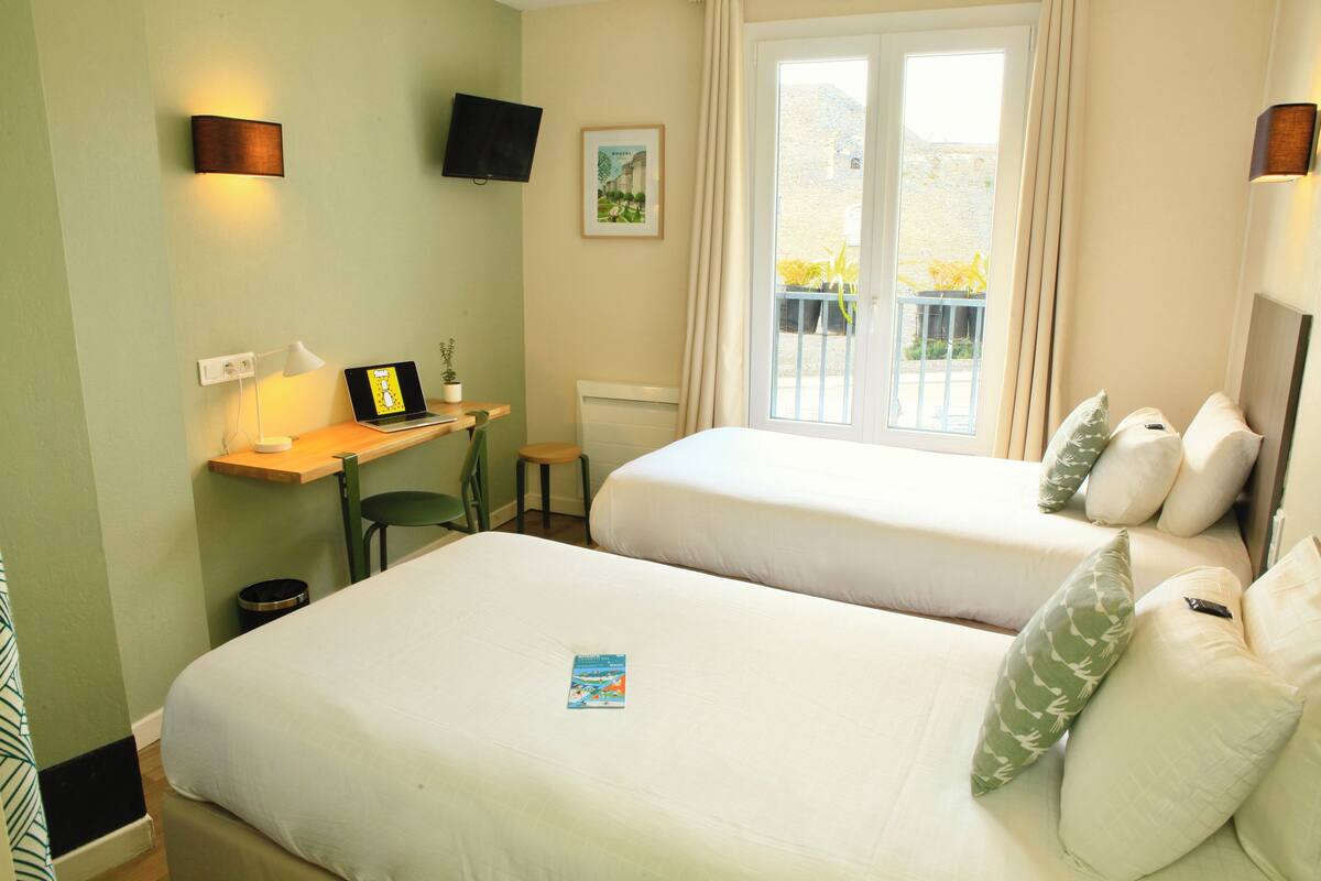 standard twin room | individually decorated, desk, blackout curtains, soundproofing