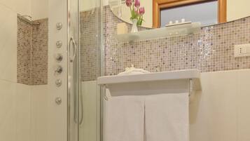 Douche, articles de toilette gratuits, sĂšche-cheveux, bidet