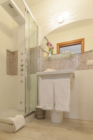 Shower, free toiletries, hair dryer, bidet - Ripetta Rooms (Rome)