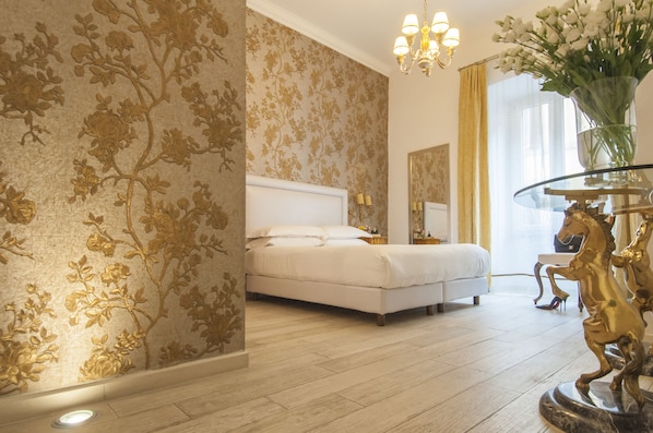 Ylelliset vuodevaatteet, minibaari, tallelokero huoneessa, työpöytä