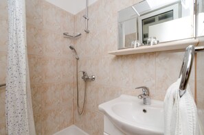 Standard Studio with Terrace A5 | Bathroom | Shower, free toiletries, hair dryer, towels