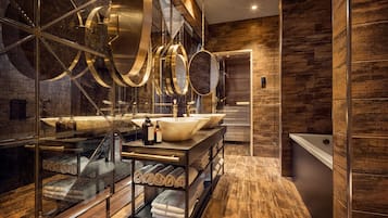 Suite, 1 King Bed, Non Smoking, Sauna | Bathroom | Hair dryer, towels, soap, shampoo