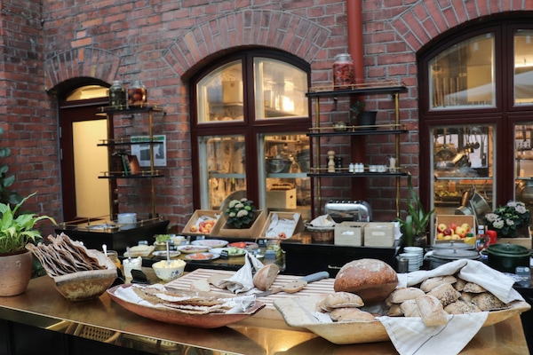 Melayani sarapan, makan siang, makan malam; dengan santap malam alfresco