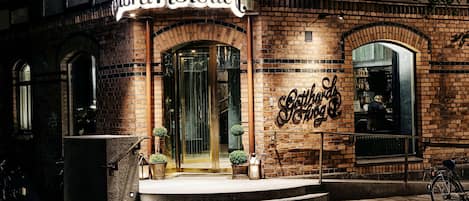 المنشأة من الخارج