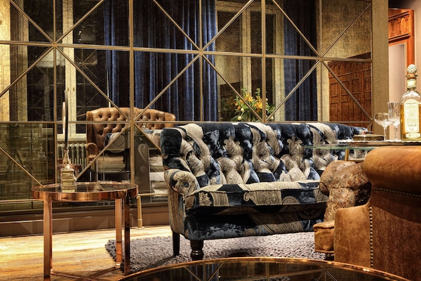 Suite, 1 Tempat Tidur King, Bebas Asap Rokok, sauna | 1 kamar tidur, brankas, dan didekorasi berbeda-beda