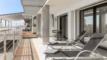 Chambre Double Deluxe, terrasse, vue mer | Literie de qualité supérieure, minibar, coffres-forts dans les chambres