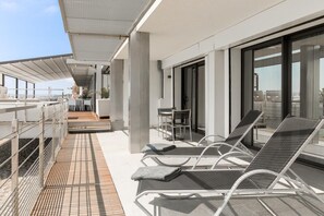 Habitación doble Deluxe, Terraza, vista al mar | Ropa de cama de alta calidad y minibar 