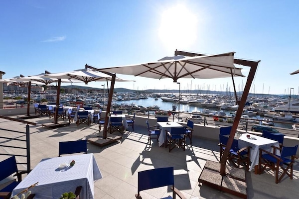 Breakfast and dinner served