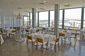 Frokost og middag serveres