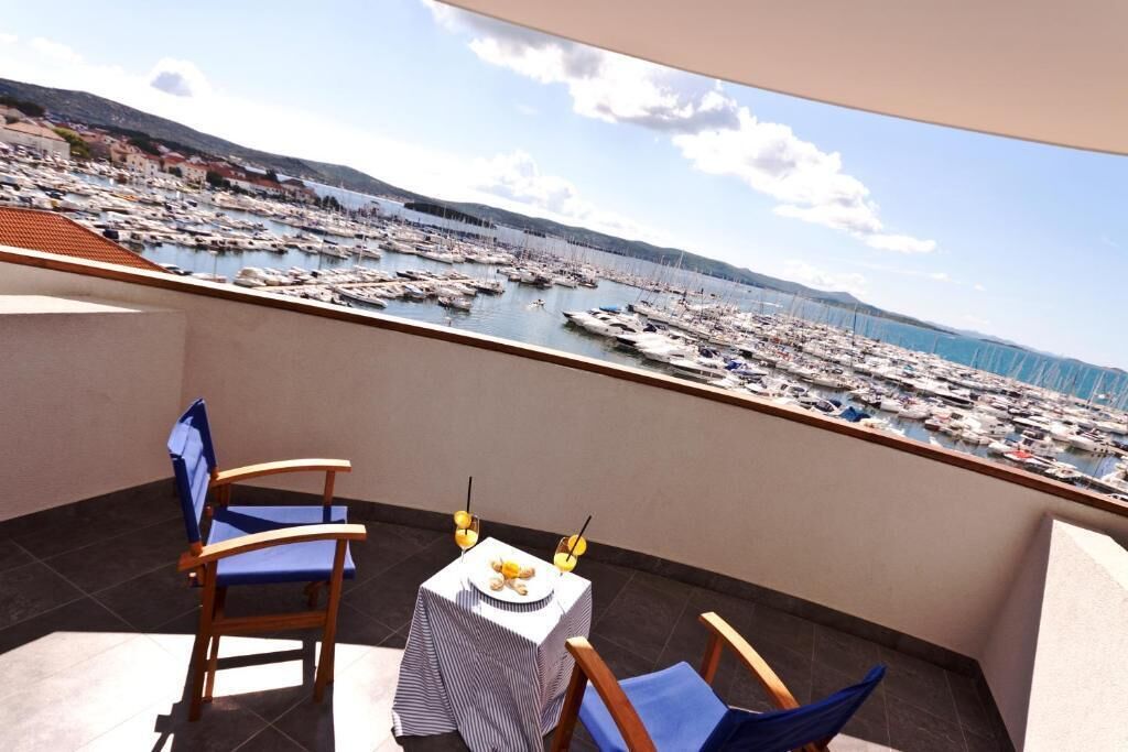 Outdoor dining | Breakfast and dinner served