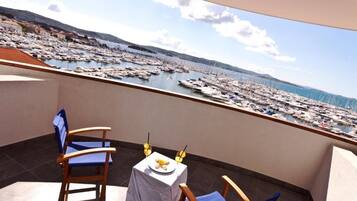 Outdoor dining | Breakfast and dinner served
