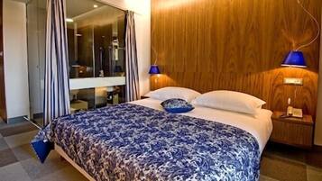 Minibar, in-room safe, desk, free WiFi