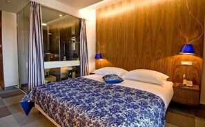 Minibar, safe på rommet, skrivebord og wi-fi (inkludert)