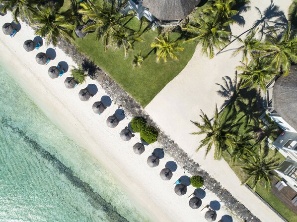 Plage privée, chaises longues, parasols, serviettes de plage