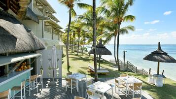 3 restaurants; breakfast, lunch, and dinner served