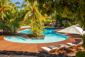 Piscine extérieure, chaises longues