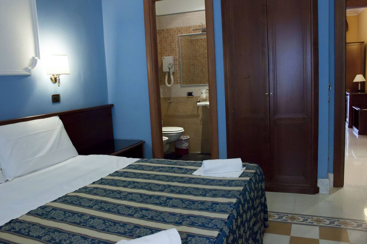 Double Room | Minibar, in-room safe, soundproofing, cribs/infant beds