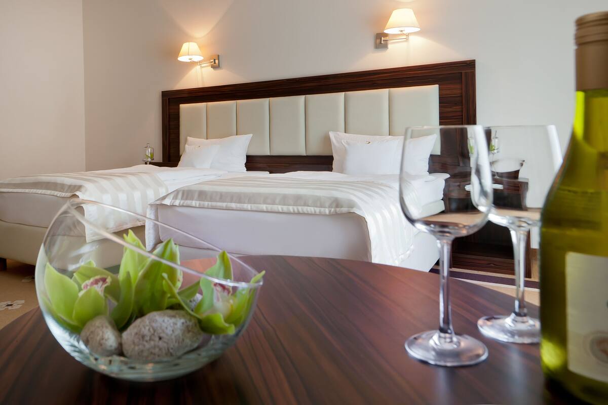 premium single room | desk, cots/infant beds, free wifi, bed sheets