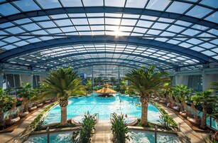 Piscina interna, espreguiçadeiras