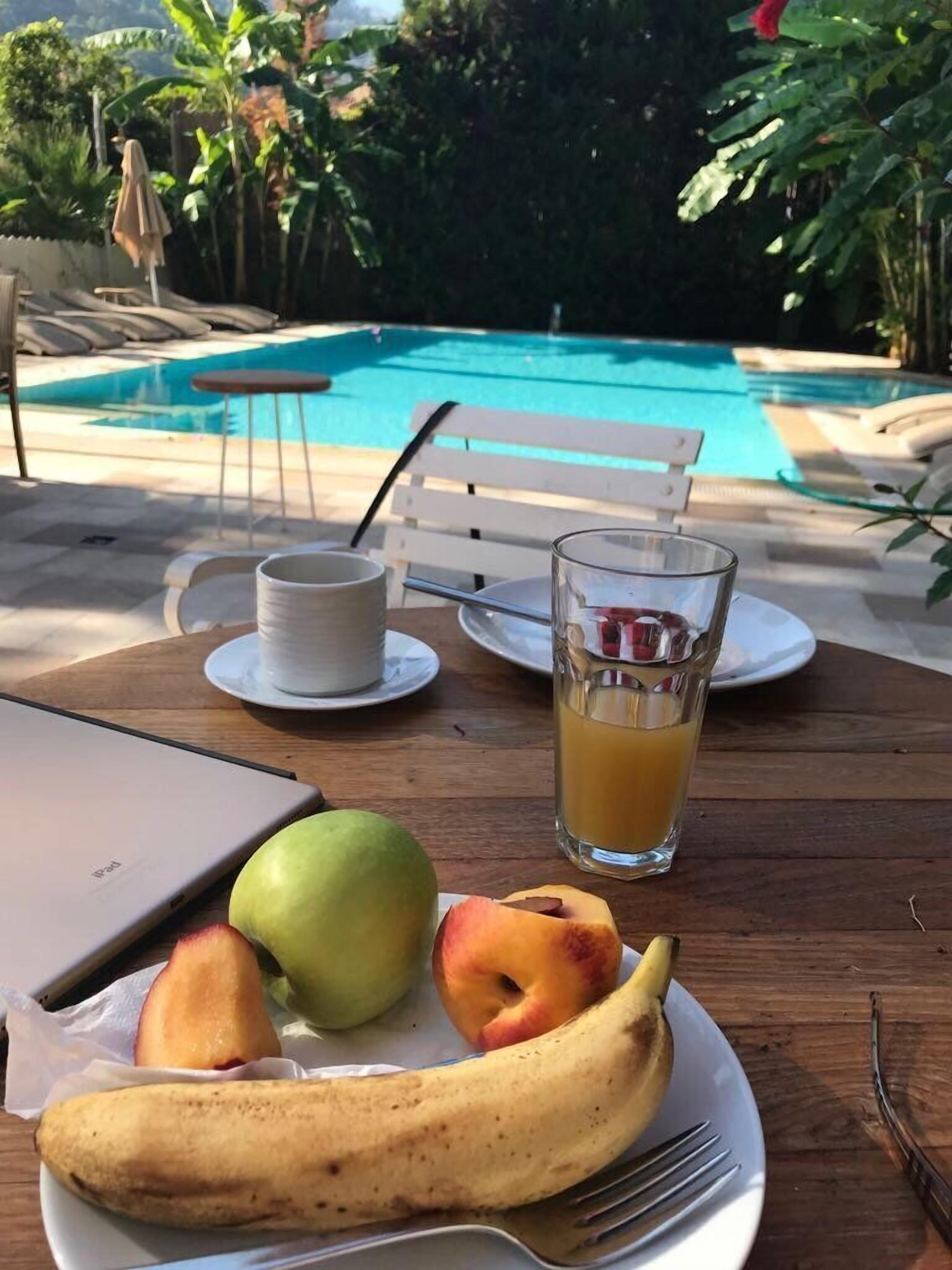 seasonal outdoor pool, open 8:00 am to 6:00 pm, pool loungers