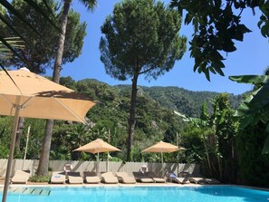 Alberca al aire libre por temporada y camastros