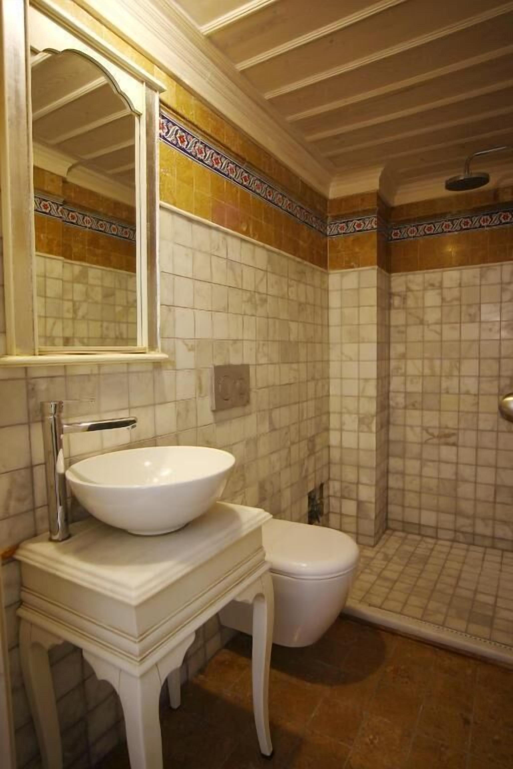 junior suite room with balcony  | bathroom | shower, hydromassage showerhead, free toiletries, hair dryer