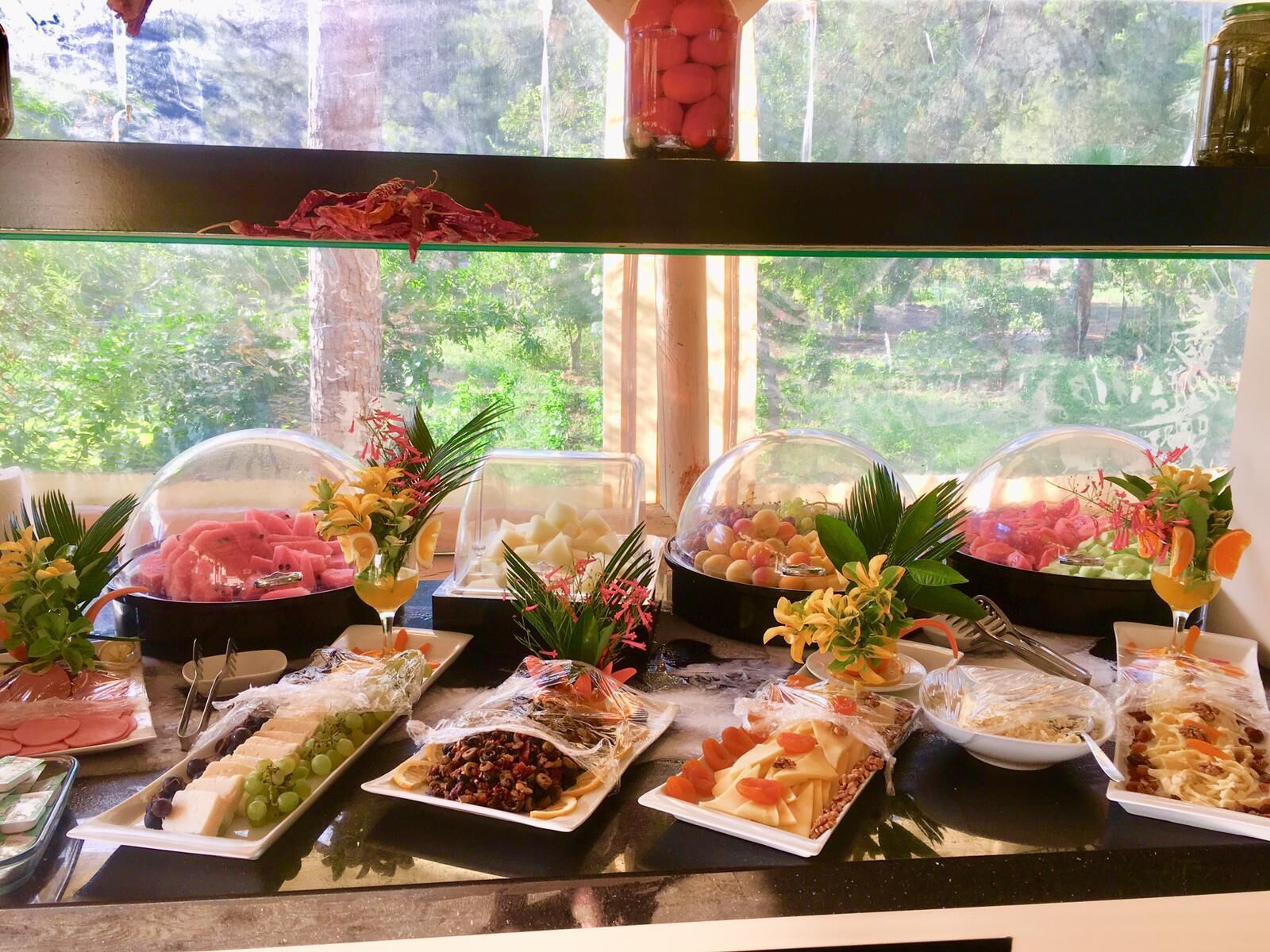 Se sirven comidas, cenas y cocina mediterránea 