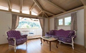 Honeymoon Room with Balcony and Forest View | Coin séjour