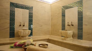 Een Turks bad/hammam, lichaamsbehandelingen, body scrubs