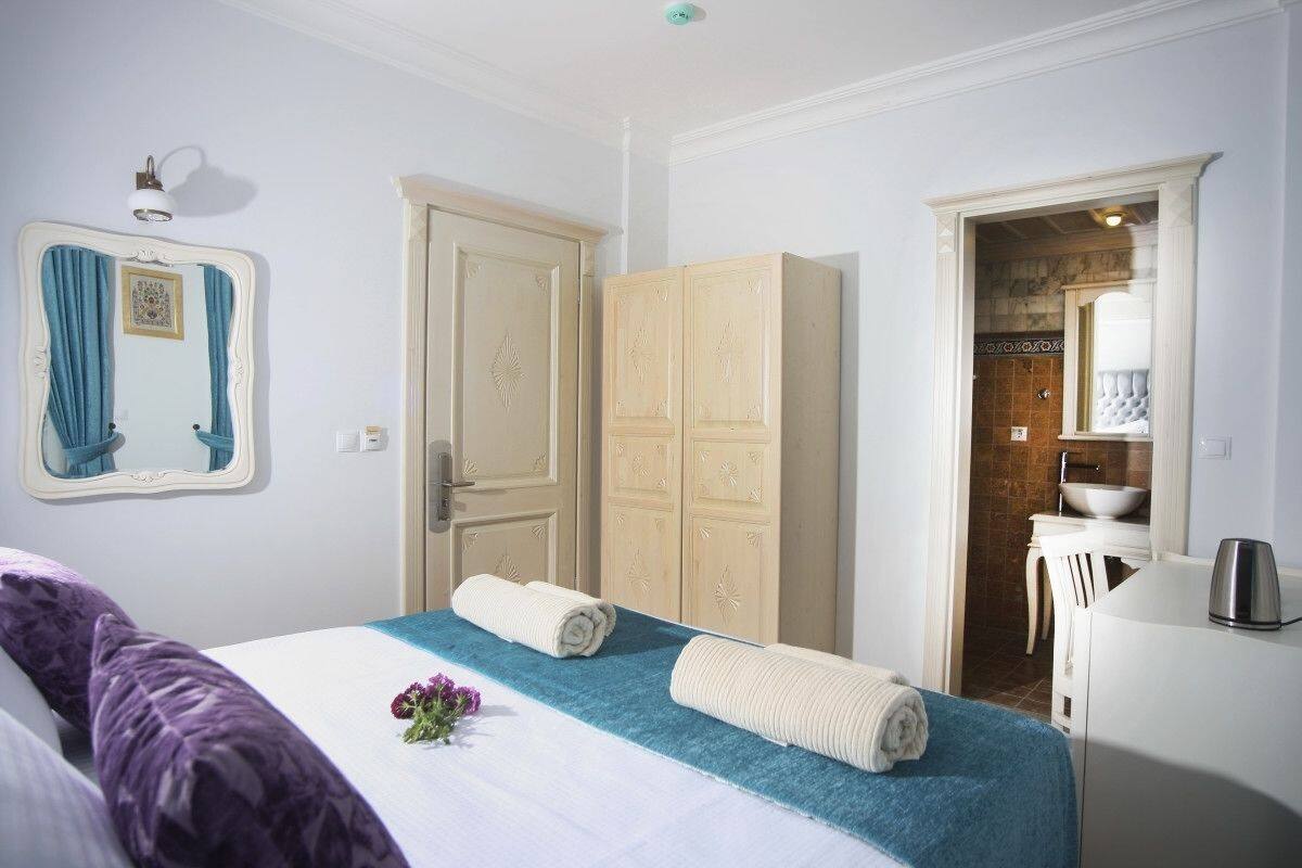 Standard Room with Balcony | Memory foam beds, minibar, in-room safe, soundproofing
