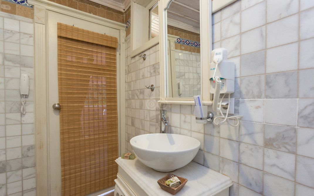 shower, hydromassage showerhead, free toiletries, hair dryer