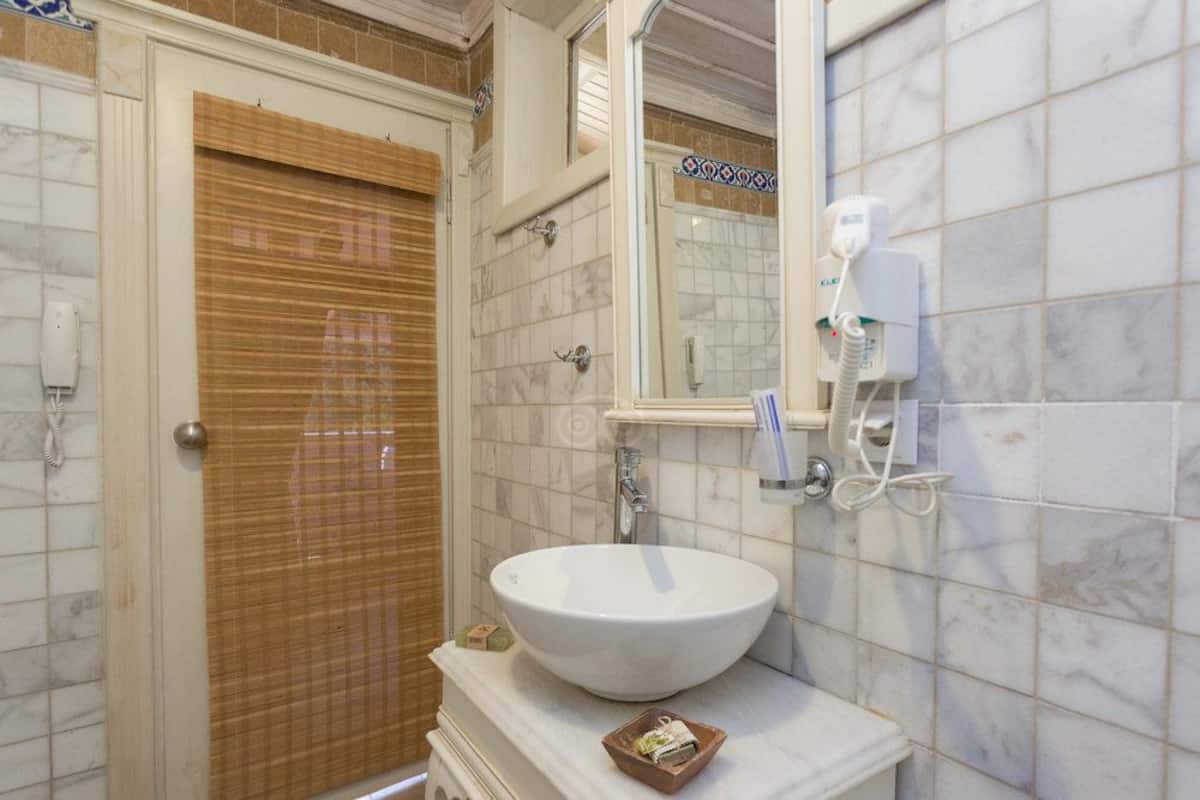 shower, hydromassage showerhead, free toiletries, hair dryer