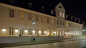 Fassade der Unterkunft – Abend/Nacht