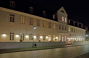 Front of property – evening/night - Hotel Friedrich-Franz-Palais (Bad Doberan)