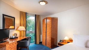 Hypo-allergenic bedding, minibar, in-room safe, blackout curtains - Essential by Dorint Essen (Essen)