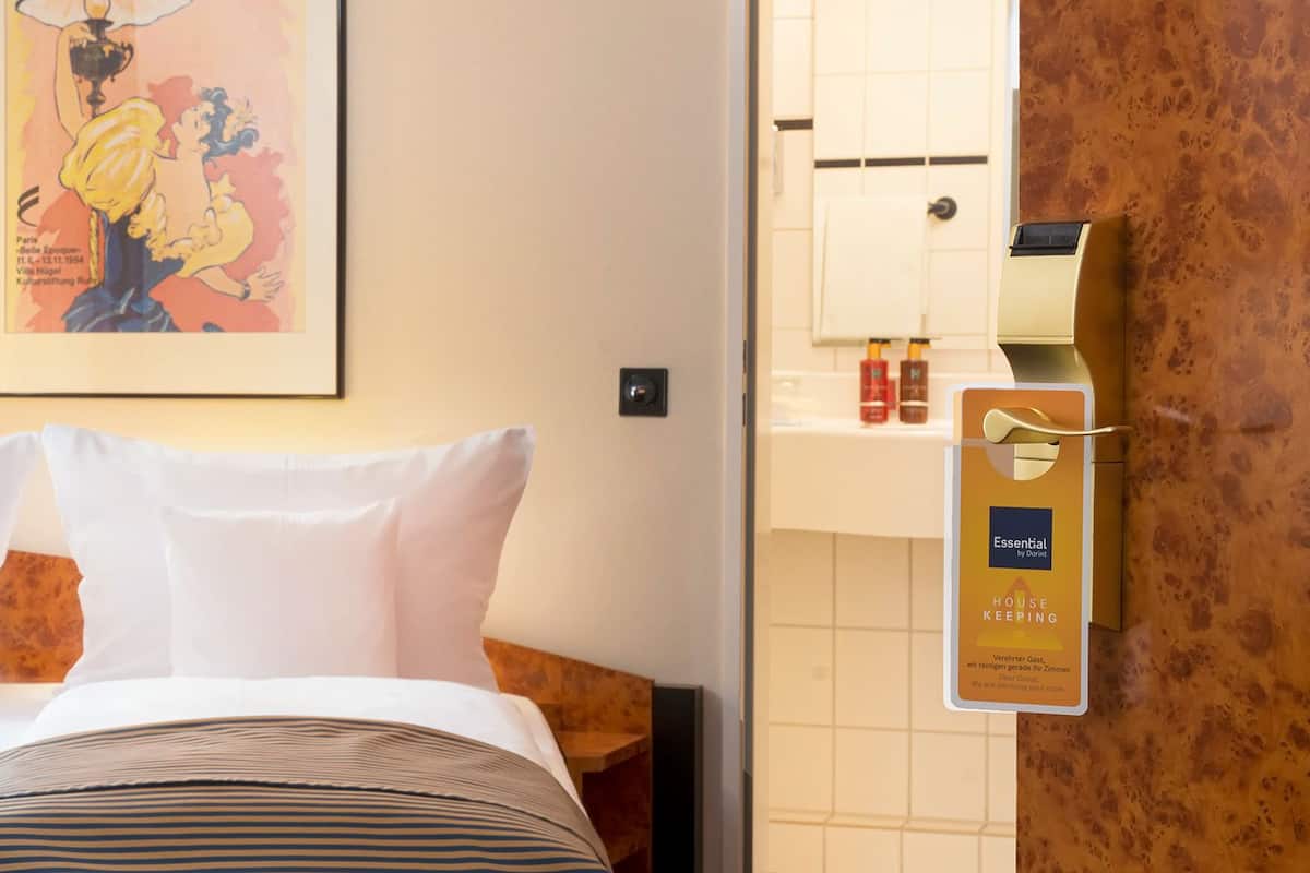 Business Room | Hypo-allergenic bedding, minibar, in-room safe, blackout drapes