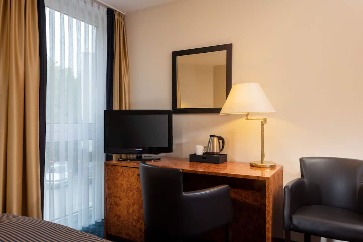 Essential Double Room | Hypo-allergenic bedding, minibar, in-room safe, blackout drapes