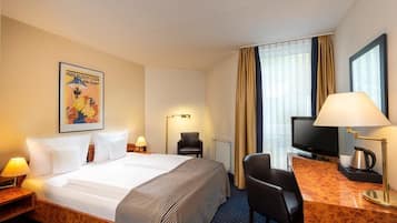 Allergikerbettwaren, Minibar, Zimmersafe, Verdunkelungsvorhänge